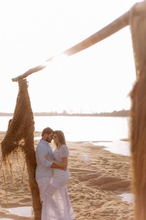 Noivo abraçando sua noiva com maquiagem suave para ensaio pré-wedding'