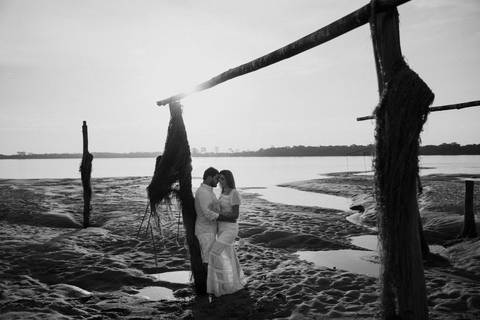 Noivo abraçando sua noiva em ensaio pré- casamento em Porto Rico'