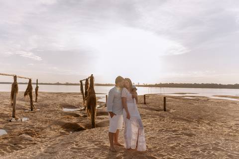 Casal com roupas claras sorrindo em Porto Rico - Paraná'