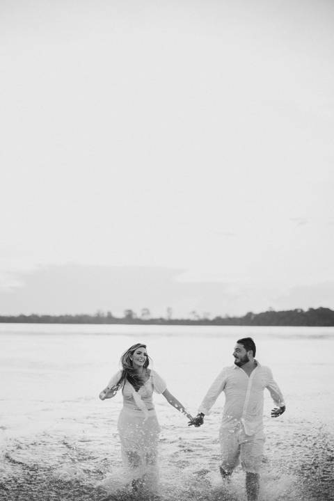 Noivos felizes e sorrindo um para o outro em rio Paraná'