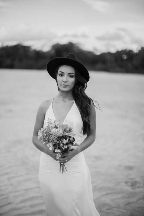 Noiva linda de chapéu em ensaio pré wedding no porto rico - parana '