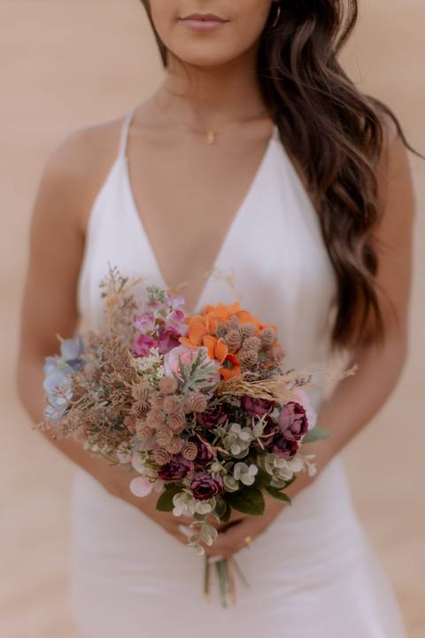 Noiva segurando seu lindo buquê em fotos pré casamento '