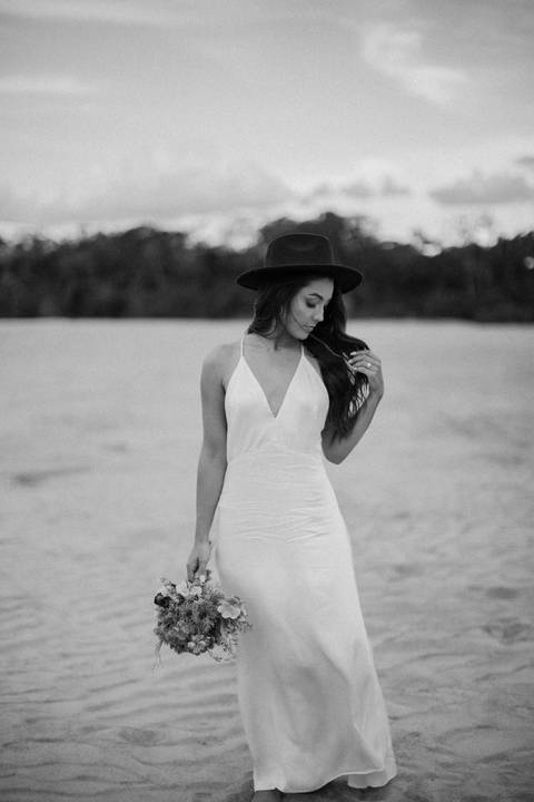 Inspiração de retrato feminino em ensaio na praia '