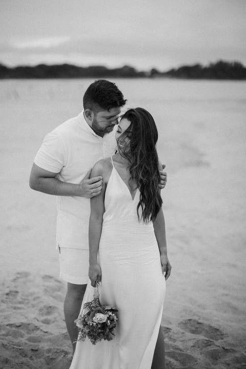 Casal apaixonado em fotos para o casamento em Porto Rico'