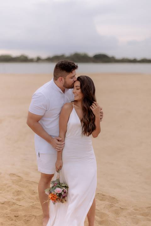 Noivo beijando sua noiva '