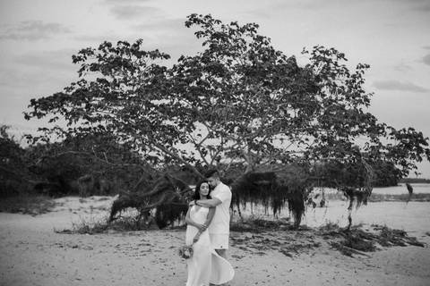 Noivo abraçando sua noiva em ensaio pré- casamento em Porto Rico - PR'