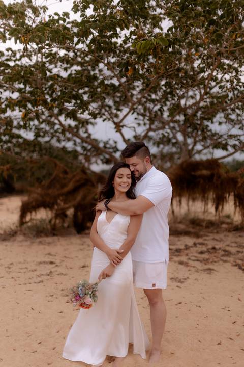 Noivo abraçando sua noiva em ensaio pré- casamento em Porto Rico - PR'