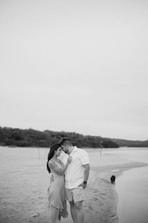 Casal demonstrando amor e carinho em ensaio pré-wedding'
