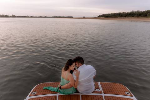 Casal sentados em barco no Porto Rico - PR'