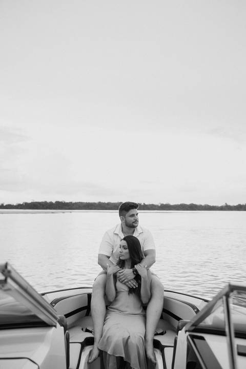 Casal sentados em barco no Porto Rico - PR'