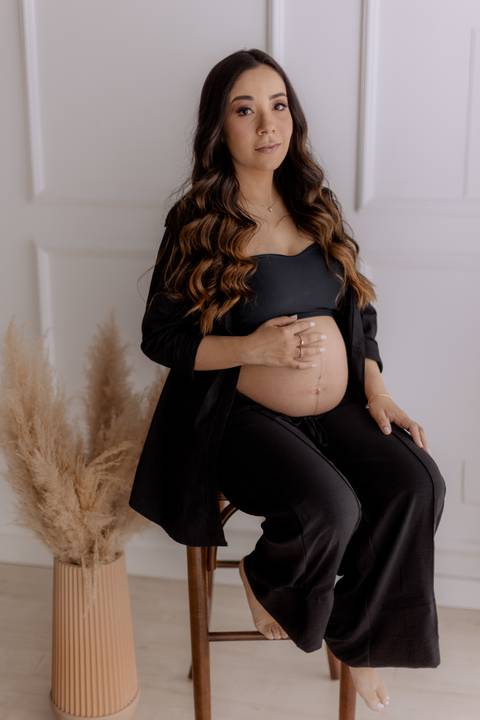 Inspiração de look all black para ensaio de gestante no estudio '