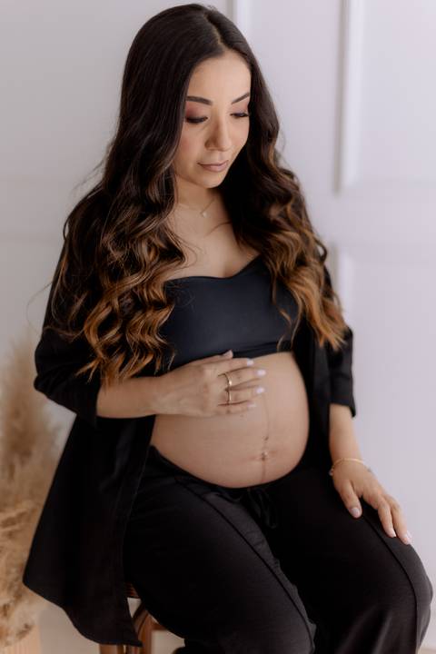 gestante com look all black para ensaio de fotos'