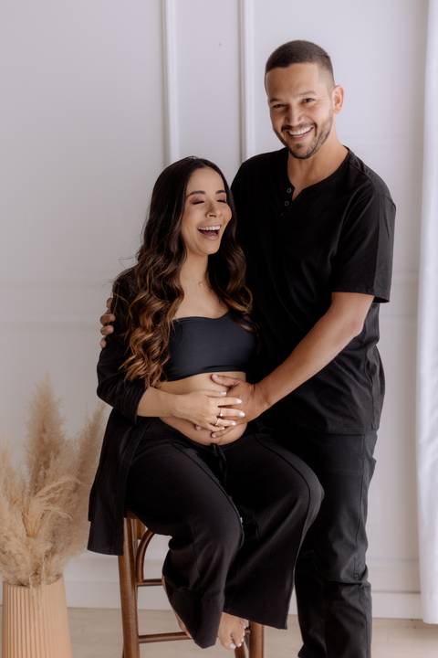 Casal feliz em ensaio de gestante no estúdio '