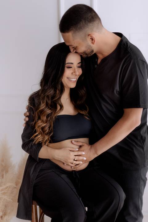 Casal feliz em ensaio de gestante no estúdio '