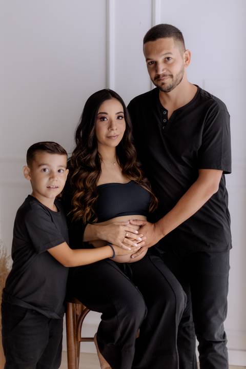 Retrato de família em estúdio de luz natural em Cianorte'