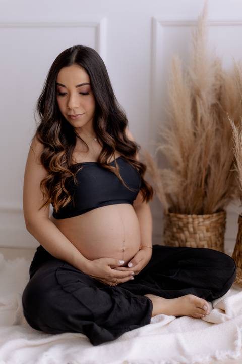 Gestante linda em ensaio no estúdio em Cianorte'