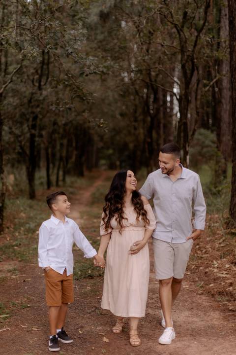 lindas fotos de familia na floresta'