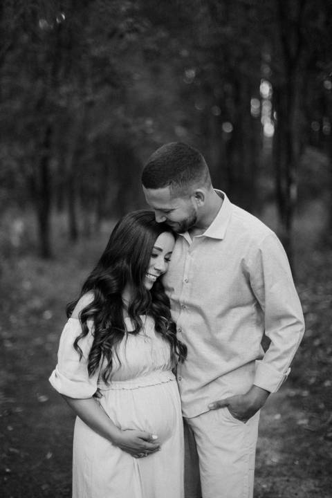 papai e mamãe feliz a espera de seu bebe no ensaio de gestante'