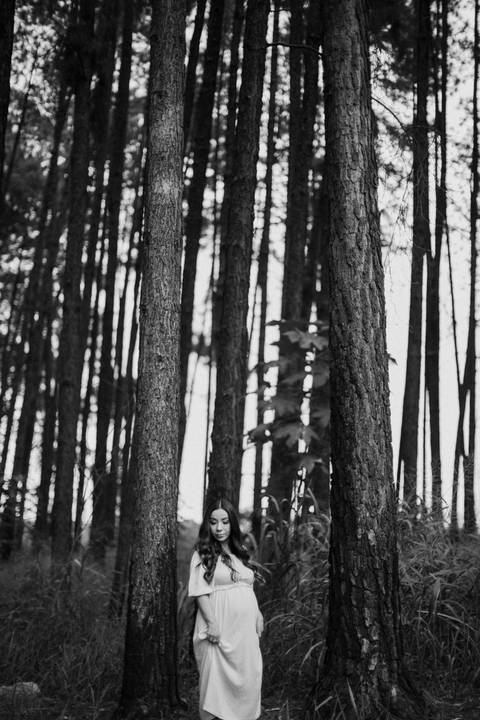 gestante com roupas leves para ensaio de fotos de gravida'