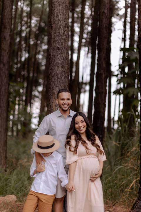 Familia linda e feliz no ensaio de gestante na floresta em cianorte '
