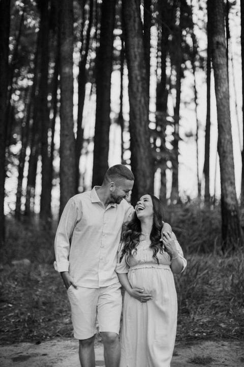 casal a espera de seu bebe em ensaio de fotos de gestante criativo'