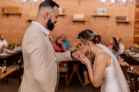 troca de alianças dos noivos'