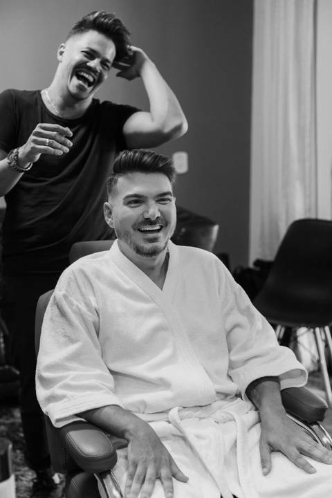 noivo se arrumando para o grande dia'