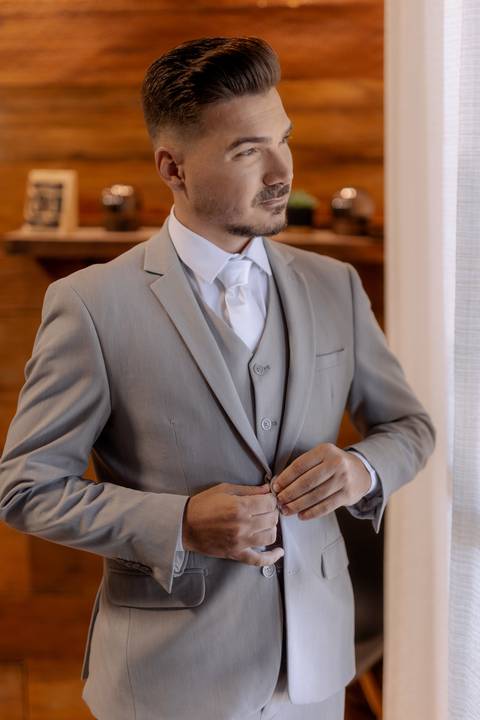 Noivo com terno cinza'