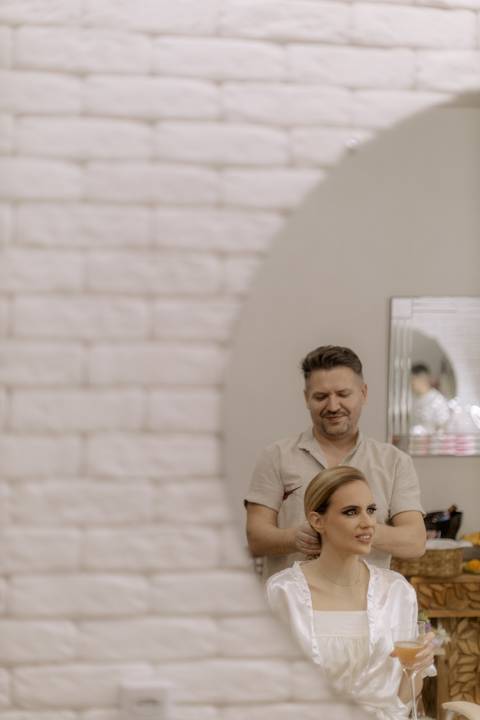 noiva se arrumando para o grande dia'