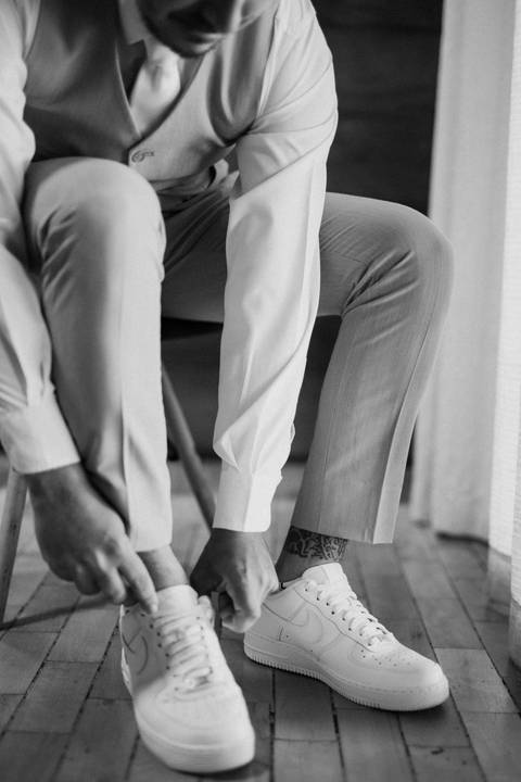 noivo colocando sapato '