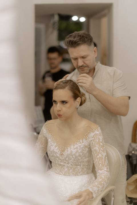 noiva se arrumando para o grande dia'