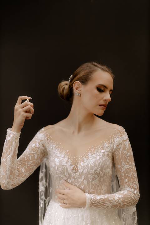 inspiração de foto de noiva passando perfume '