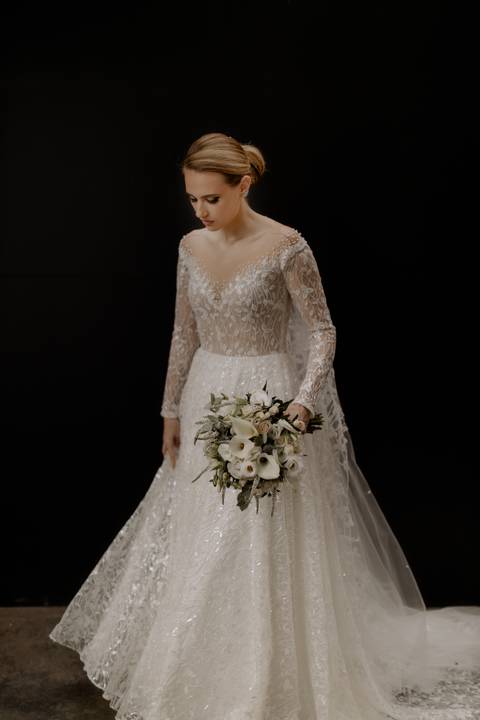 noiva com vestido de tule bordado '