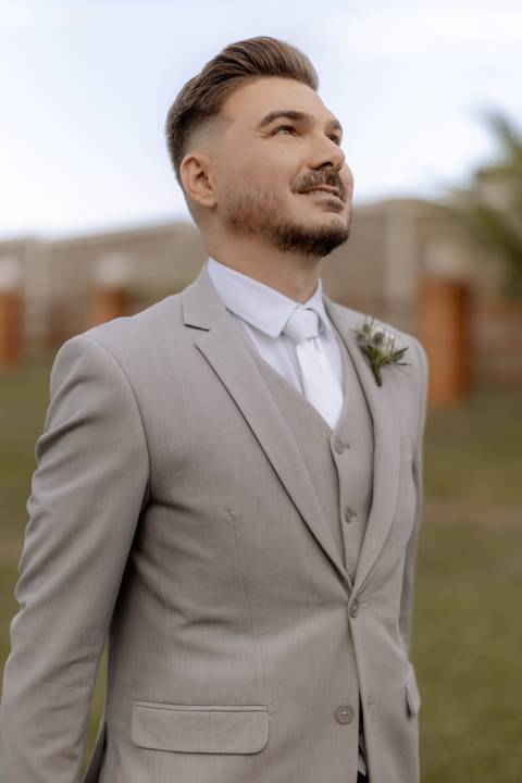 Noivo aguardando na entrada do casamento '