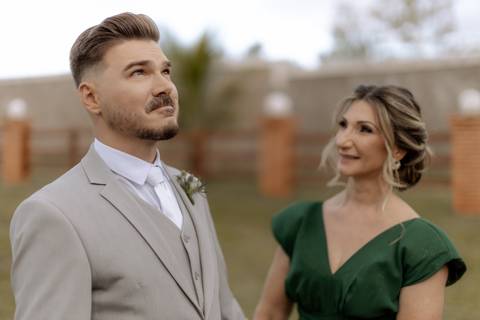 noivo emocionado em seu casamento '