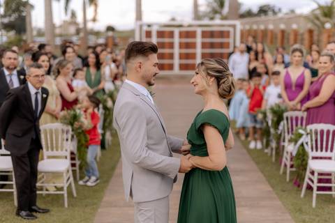 entrada do noivo em casamento ao ar livre'