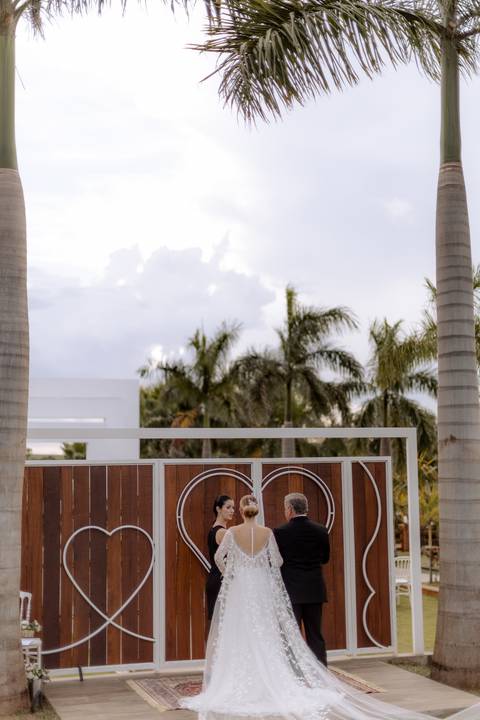 entrada da noiva em casamento ao ar livre'