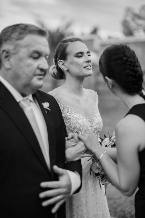 entrada da noiva em casamento ao ar livre'