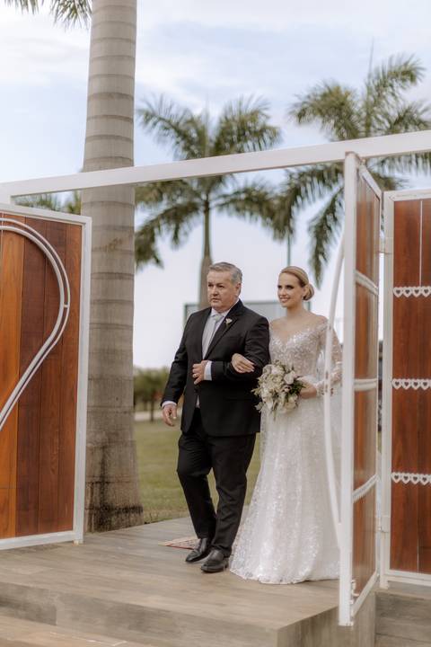 entrada da noiva em casamento ao ar livre'