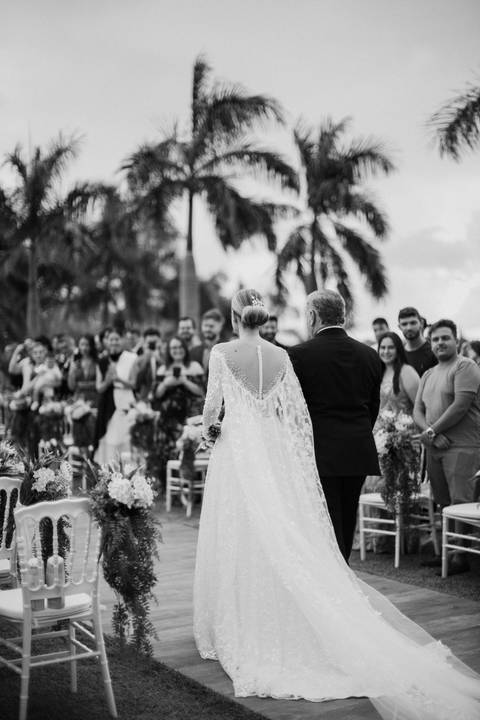 entrada da noiva em casamento ao ar livre'