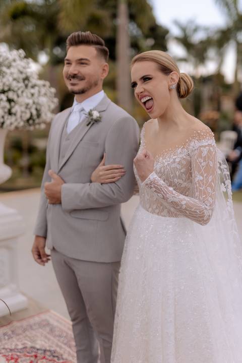 noiva com expressão espontânea em casamento de dia ao ar livre'