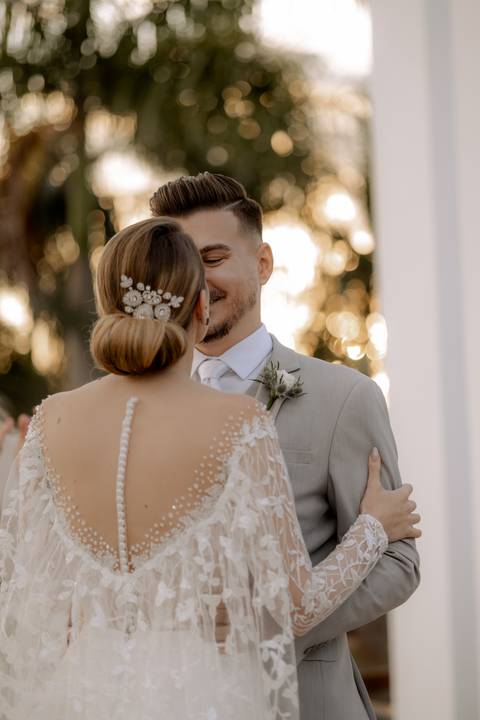 beijo dos Casamento de dia ao ar livre noivos'