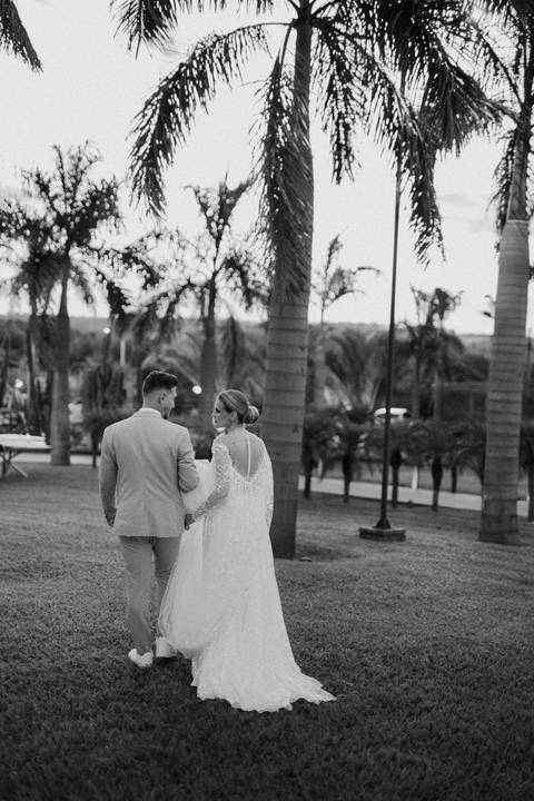 noivos caminhando pós cerimonia '