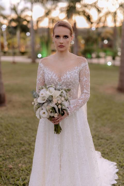 noiva com buquê de flores brancas '