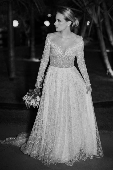 noiva com buquê de flores brancas '