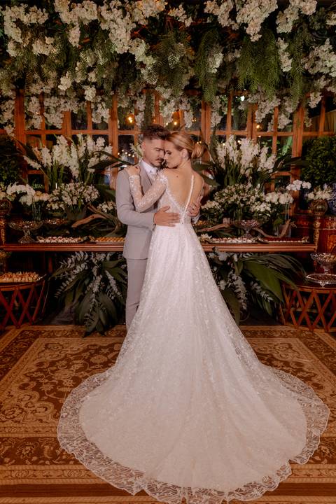 noivos na mesa do bolo'