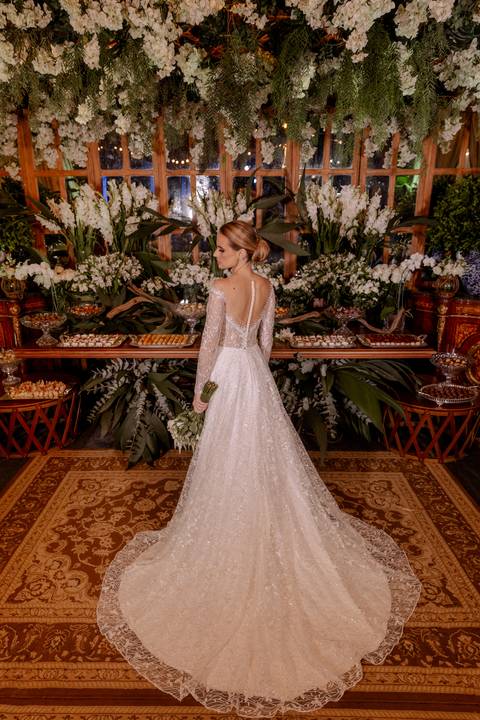 noivos na mesa do bolo'