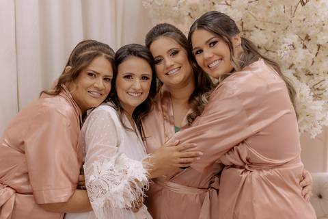 making of da noiva com sua mãe e irmãs'