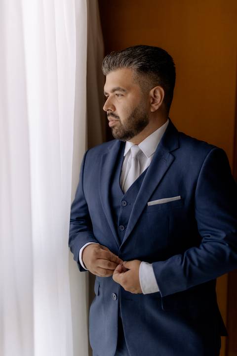 Noivo com terno azul'