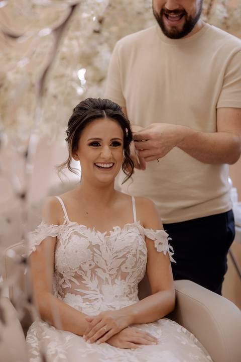 noiva se arrumando para o grande dia'